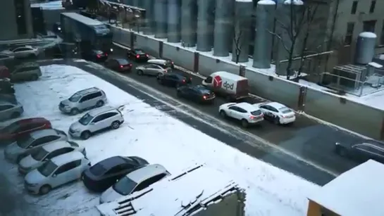 Театр абсурда в Санкт-Петербурге Предлагаю посмотреть театр абсурда на Мариинской улице,как "самые умные" не давали фуре выехать