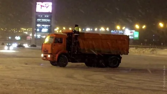 "Волшебный танец Камаза". Дуэт отважного водилы и ДПСника