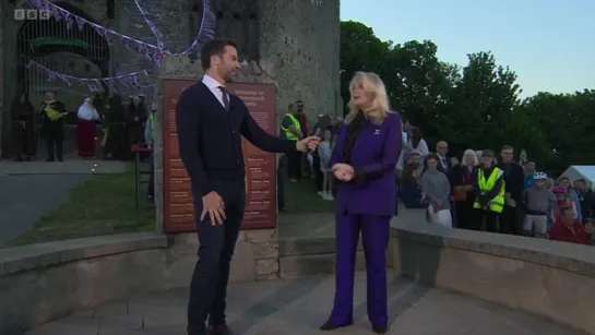 Bonnie Tyler at the Jubilee Beacon lighting - Oystermouth Castle (2 June 2022)