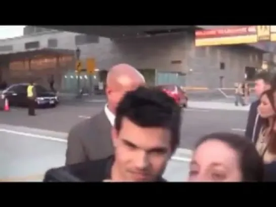 Kristen Stewart And Taylor Lautner on the red carpet and then hang out with their fans