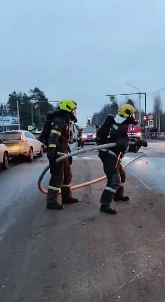 В Сертолово тушили загоревшийся на дороге фургон