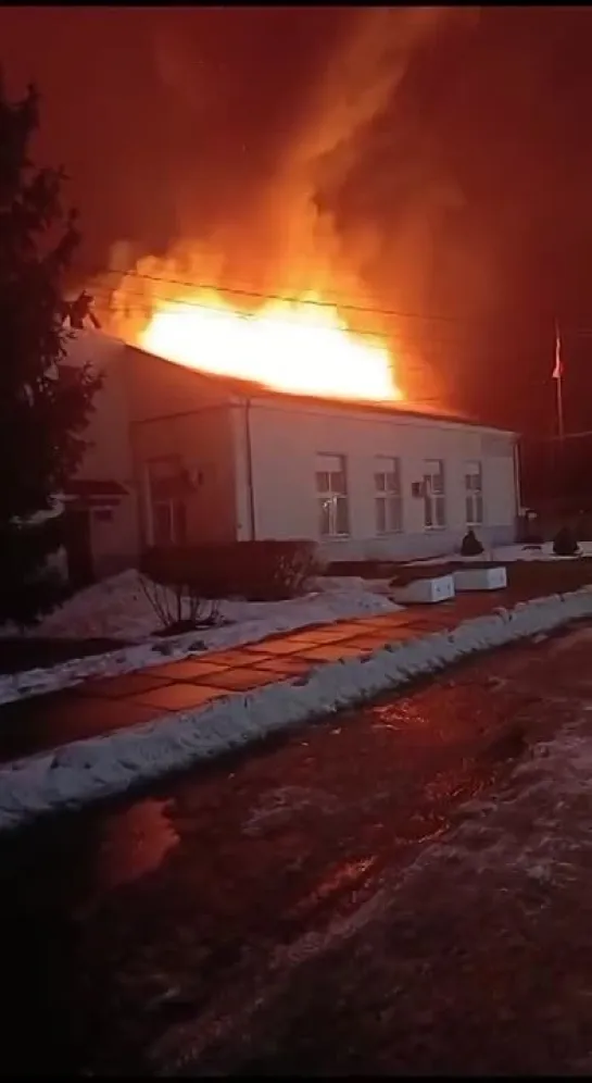 В Сосновом Бору горит административное здание