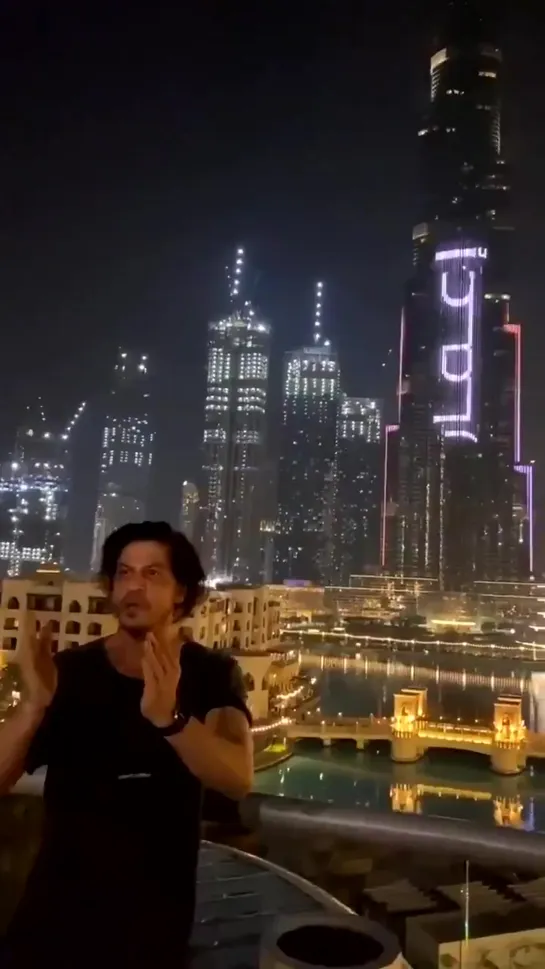 On the second year in a row the world’s tallest building Bhurj Khalifa gives tribute to @iamsrk