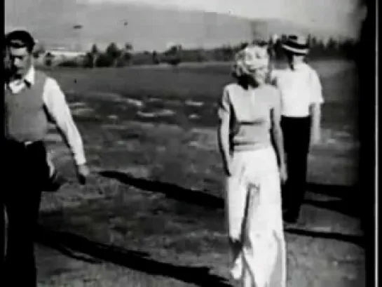 Jean Harlow playing golf, 1933.