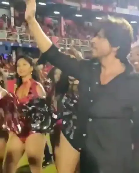 The best victory dance by SRK - Like if you love the actors moves @TKRiders