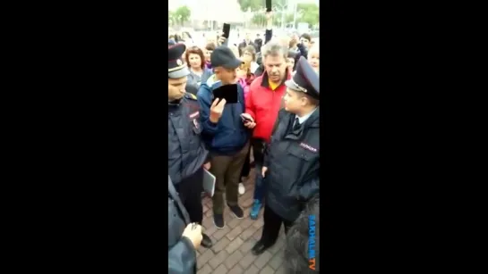 В Южно-Сахалинске жители на стихийном митинге говорят путинским опричникам, что не рады повышению пенсионного возраста