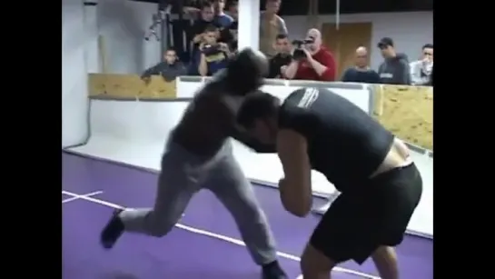 Бой, вызвавший в Америке большой резонанс. Кимбо (Kevin "Kimbo Slice" Ferguson), известный уличный боец .