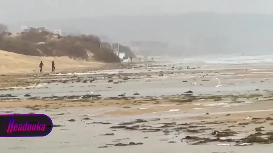 Море вышло из берегов и затопило пляжи и набережные в Анапе — в регионе ожидается сильнейший шторм