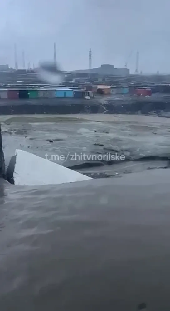 В Норильске дождь залил дороги