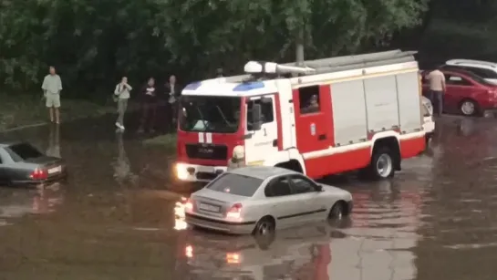 Екатеринбург Улицы затопило, машины тонут в воде