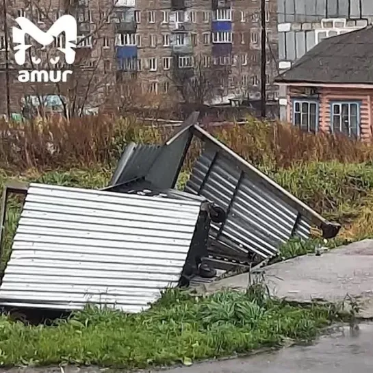 на сахалине из-за сильного  ветра крыша дома обрушилась на человека