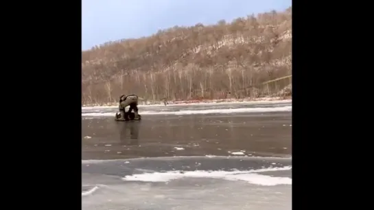 Добрый человек спас олененка