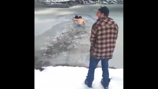 Бросился в ледяную воду ради спасения друга..