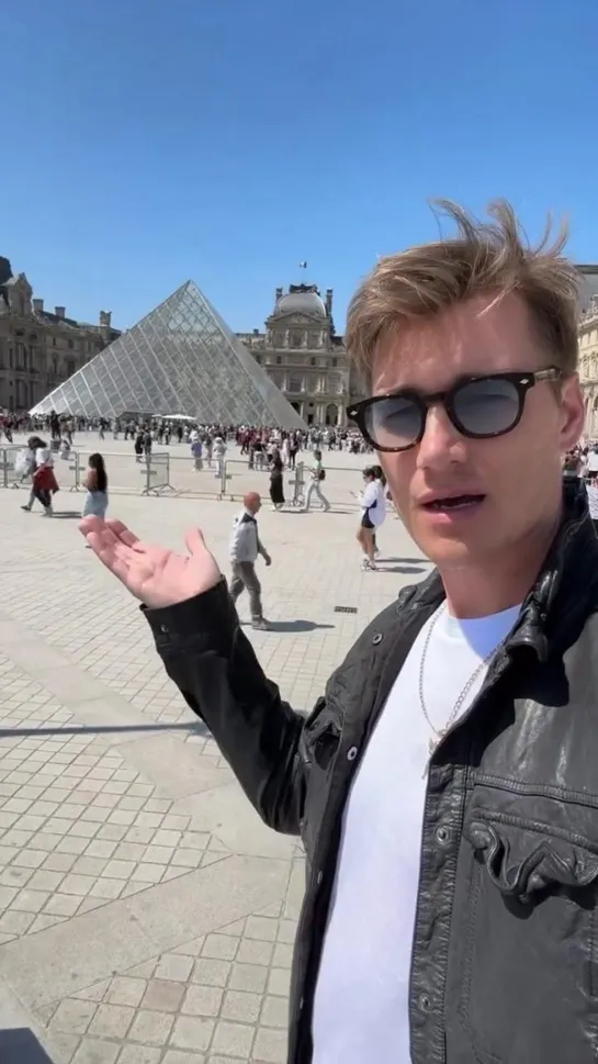 Алексей Воробьев: Best blogger in Paris! #Louvrepyramide #TaaDaaan / Париж / 24.05.2023