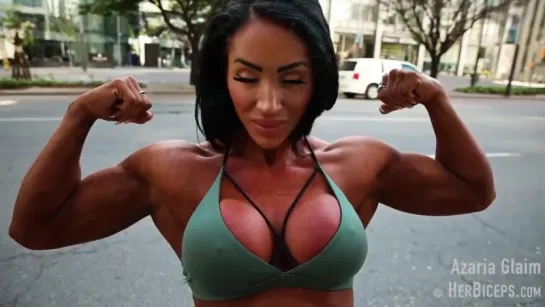 Muscular_Girl_Flexing_Posing.