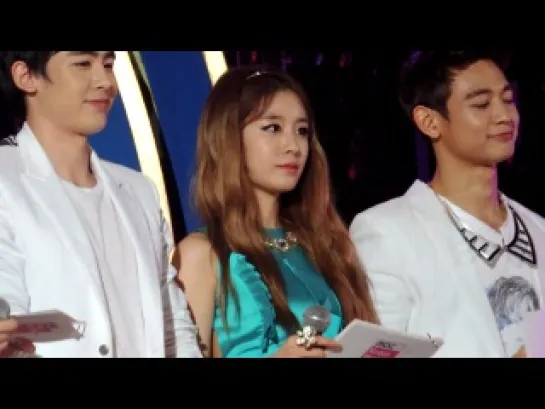 [FanCam]  MC Jiyeon at MBC KMW Bangkok 2013 - ending