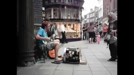 л/ф. One man band singing "Don't Worry, Be Happy" on London Street.