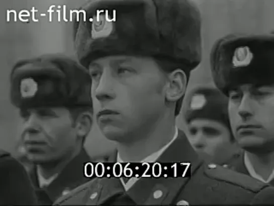 Выпускники Московской школы милиции принимают присягу (1980)