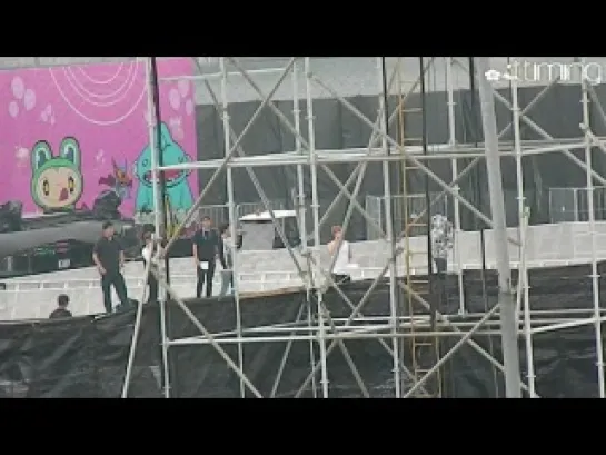 [FANCAM] SMTOWN SG Rehearsal - Ryeowook, Onew, Chen, Baekhyun Open Arms