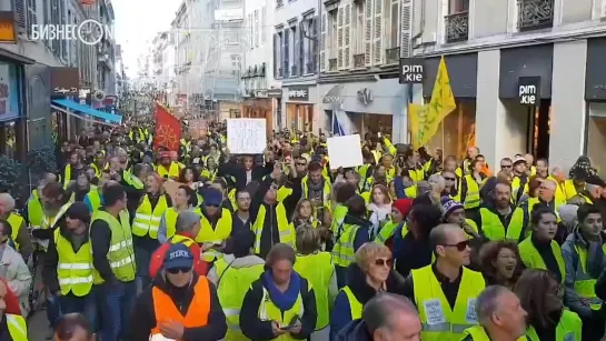 Тысячи человек в центре Парижа протестуют против повышения цен на бензин, полиция применила слезоточивый газ