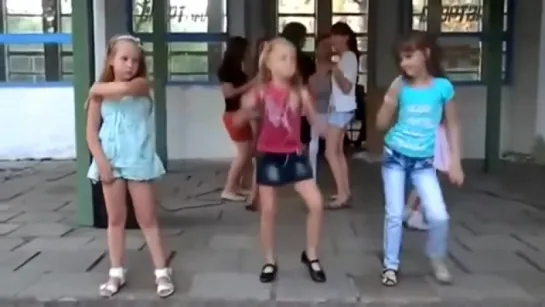 Секси маце dance twerk Весела нова година