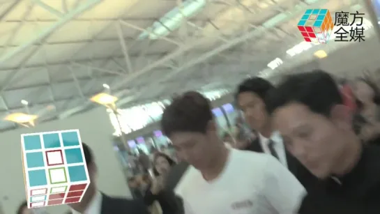 朴寶劍悄然亮相機場 盡展長腿優勢火速通關Park Bo Gum Departs For Music Bank Singapore Special From Incheon 2017-08-03 (1)