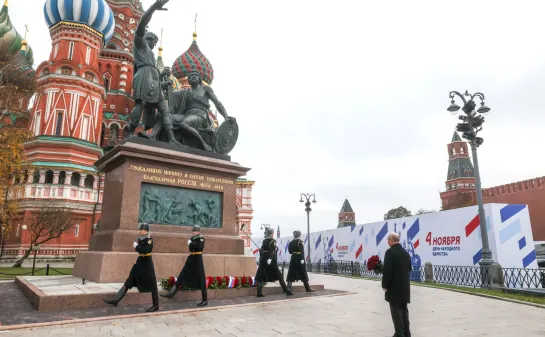 Возложение цветов к памятнику Кузьме Минину и Дмитрию Пожарскому