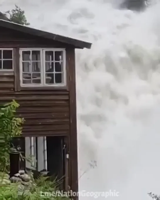 Дом возле водопада в Норвегии