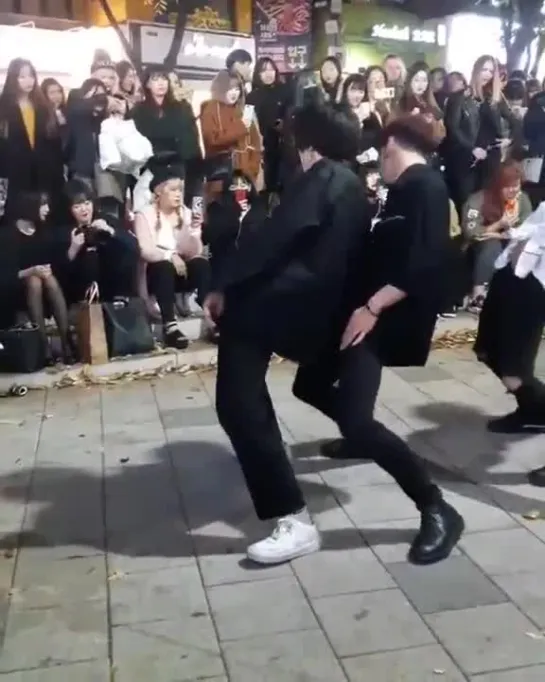 Buskers performing Hongkis Cookies at Hongdae - -