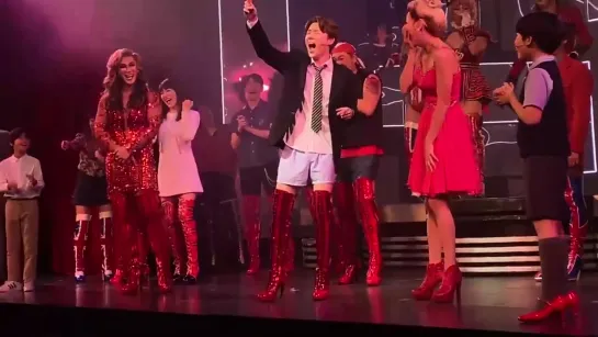 [311020] На сцене мюзикла "Kinky Boots". Выход на поклон. (cr.sangdeokparkkk)