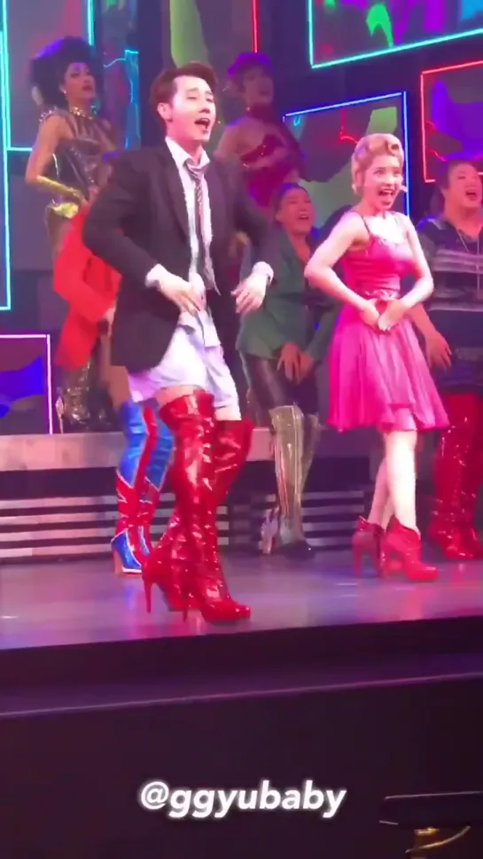 [011020] Сонгю на сцене мюзикла "Kinky Boots". Выход на поклон.