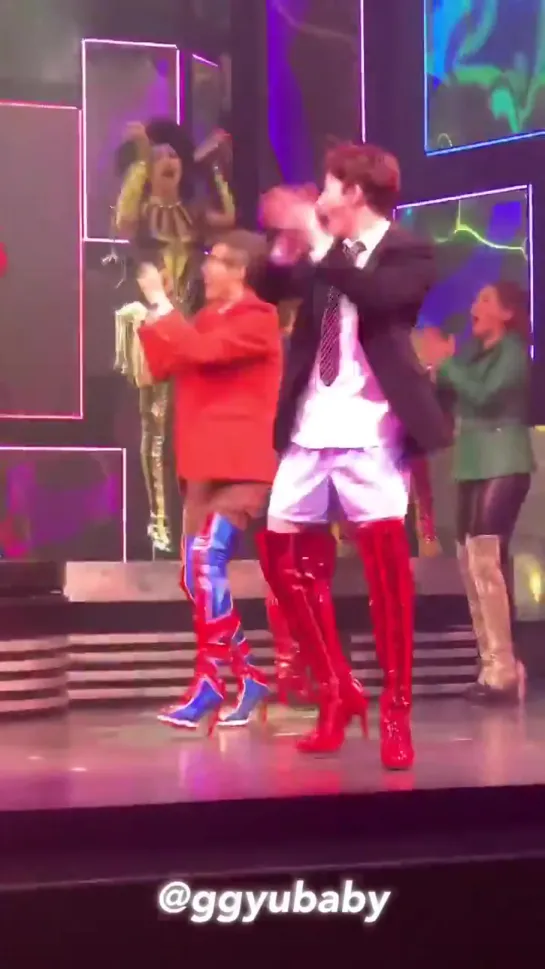 [011020] Сонгю на сцене мюзикла "Kinky Boots". Выход на поклон.