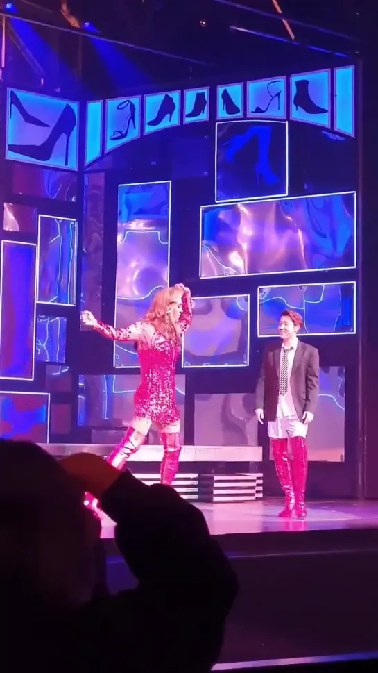 [300920] Сонгю на сцене мюзикла "Kinky Boots". Выход на поклон. (cr.scan428)