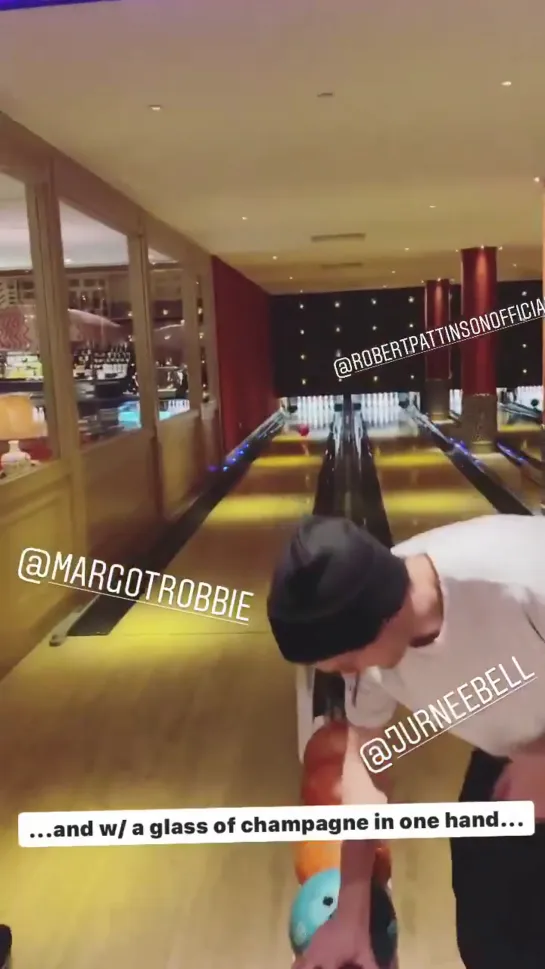 Robert Pattinson and Margot Robbie playing bowling in London, 31.01.2020