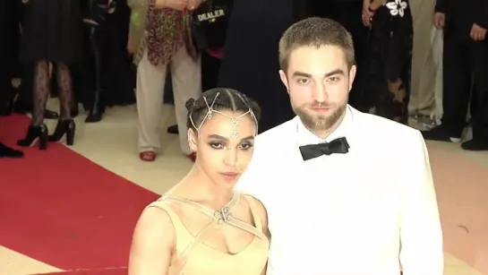 Robert Pattinson & FKA twigs on May 2nd 2016 at Met Gala Clip