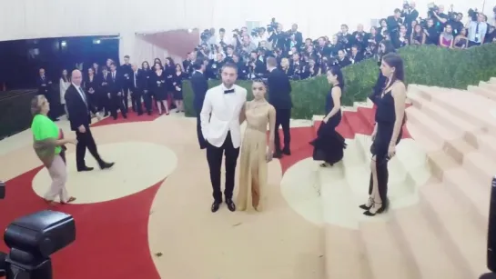 Robert Pattinson & FKA twigs at Met Gala 2016 Clip