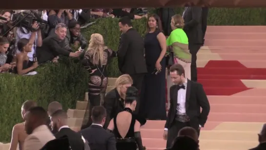 Robert Pattinson and FKA twigs posing on the Met Gala red carpet