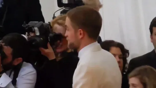 Robert and FKA twigs on the red carpet at the MET Gala, 02.05.2016