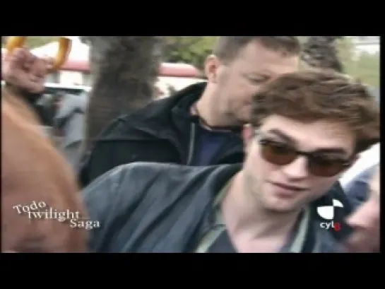 Rob Signing for Fans Outside the WFE Barcelona Press Conference