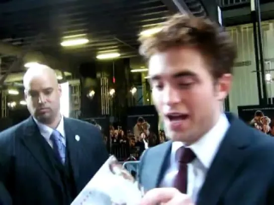 Rob Pattinson signing autographs at Water For Elephants premiere 4-17-11