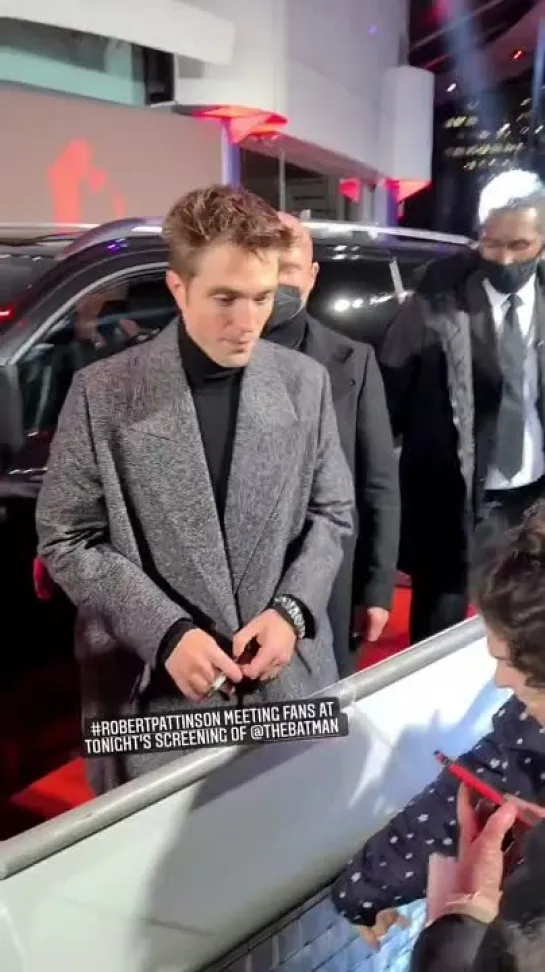 Rob greeting fans at #thebatman London premiere, 23.02.2022