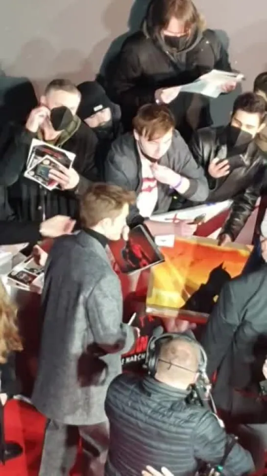 Robert greeting fans at #TheBatman London premiere, 23.02.2022