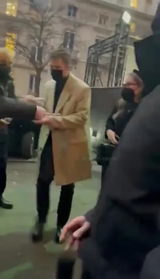 Robert Pattinson greeting fans at #TheBatman's Special Screening in Paris, 21.02.2022