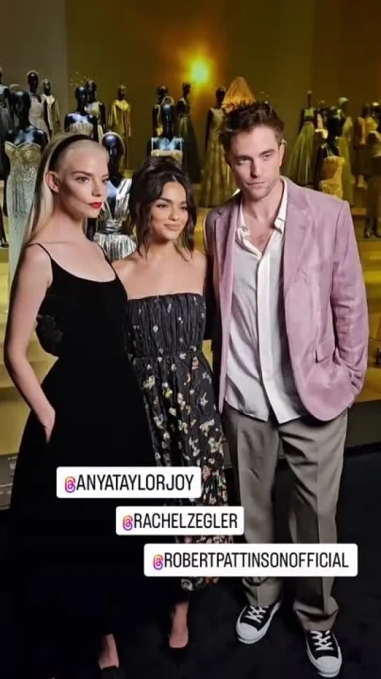 Robert Pattinson, Rachel Zegler and Anya Taylor-Joy posing together at the Dior J’adore’ exhibition in Paris, 26.09.2023