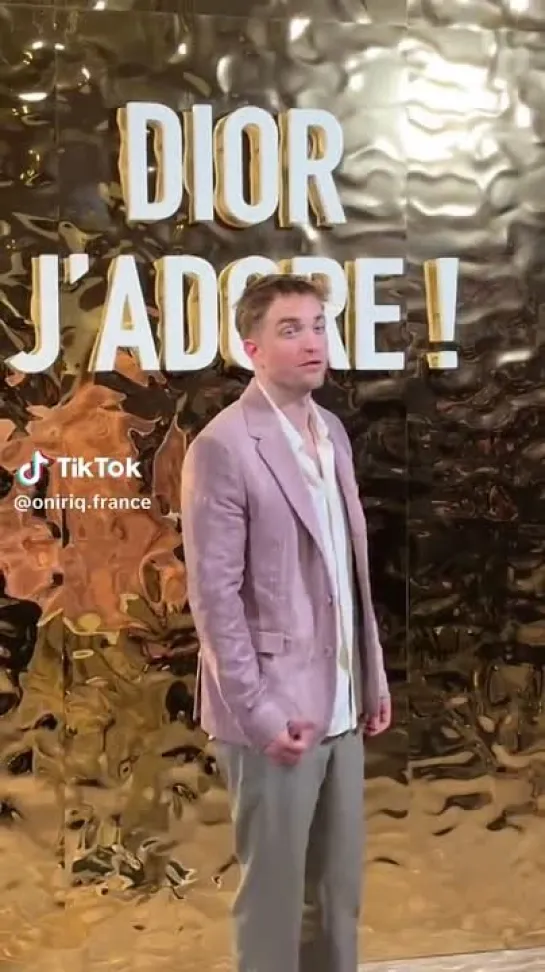 Robert Pattinson posing for pictures at the ‘Dior J’Adore!’ exhibition in Paris, 26.09.2023