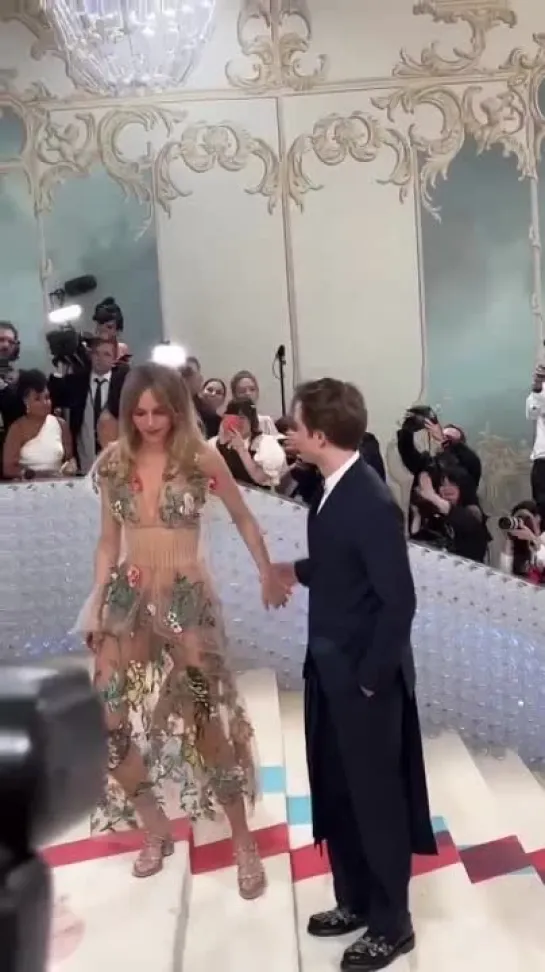 Robert Pattinson and Suki  Waterhouse at the #MetGala, 01.05.2023