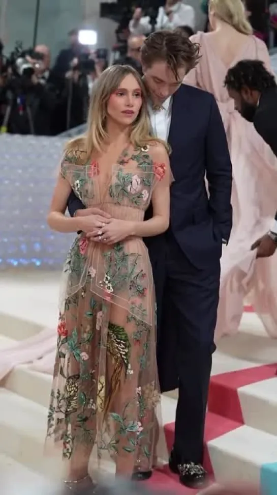 Robert Pattinson and Suki  Waterhouse at the #MetGala, 01.05.2023