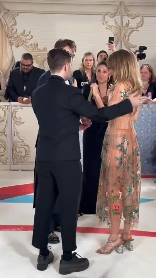 Robert Pattinson and Suki  Waterhouse at the #MetGala, 01.05.2023