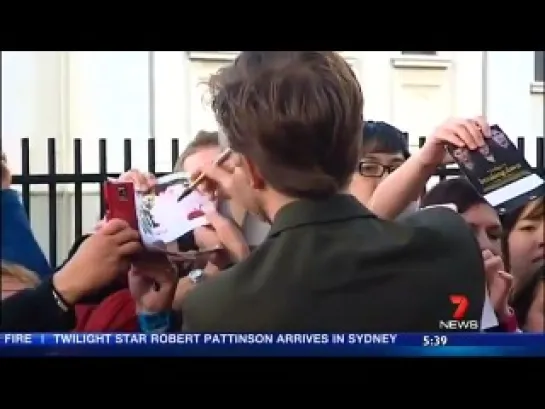 7News :  Robert Pattinson attends Sydney premiere