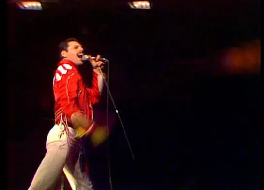 Queen on fire - live at the bowl